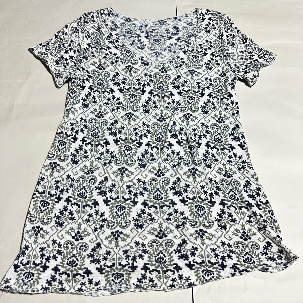 👉 Aéropostale V-Neck Tee Size M Petite White Green Navy Boho Print Pre-Owned